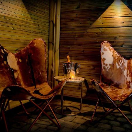 Le Spa du Cabanon: Cabanon de luxe avec Spa entièrement privatif Aye Extérieur photo