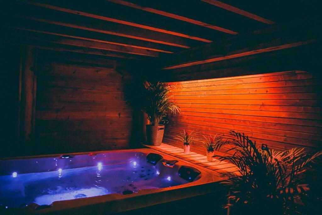 Le Spa du Cabanon: Cabanon de luxe avec Spa entièrement privatif Aye Extérieur photo