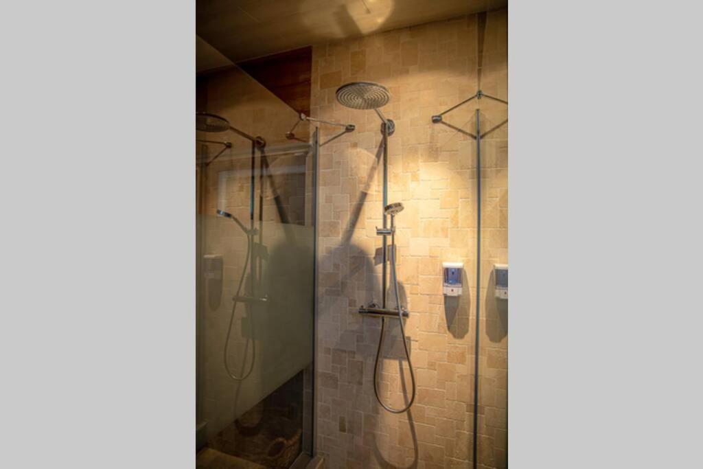 Le Spa du Cabanon: Cabanon de luxe avec Spa entièrement privatif Aye Extérieur photo