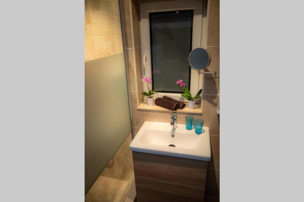 Le Spa du Cabanon: Cabanon de luxe avec Spa entièrement privatif Aye Extérieur photo
