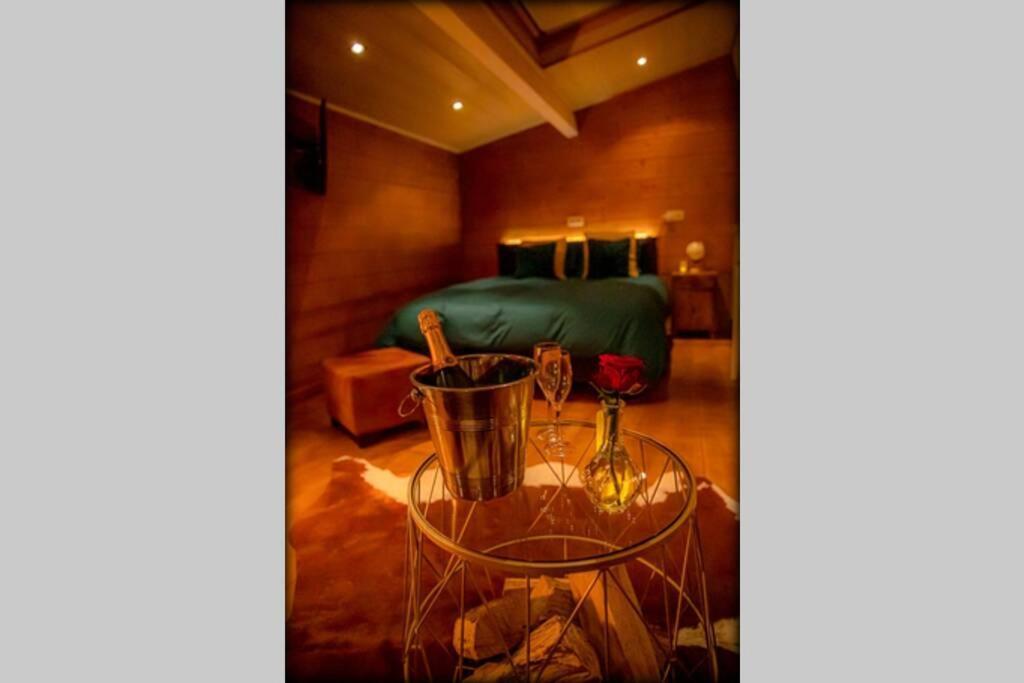 Le Spa du Cabanon: Cabanon de luxe avec Spa entièrement privatif Aye Extérieur photo