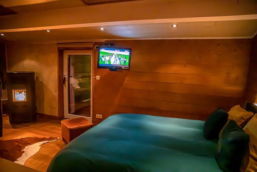 Le Spa du Cabanon: Cabanon de luxe avec Spa entièrement privatif Aye Extérieur photo