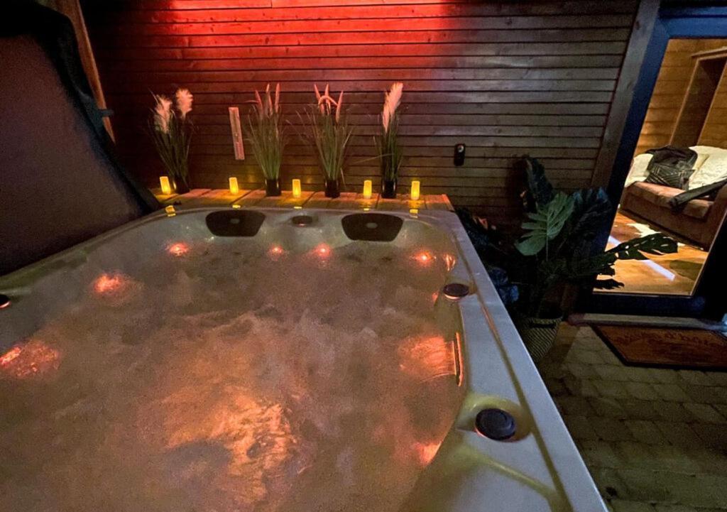 Le Spa du Cabanon: Cabanon de luxe avec Spa entièrement privatif Aye Extérieur photo