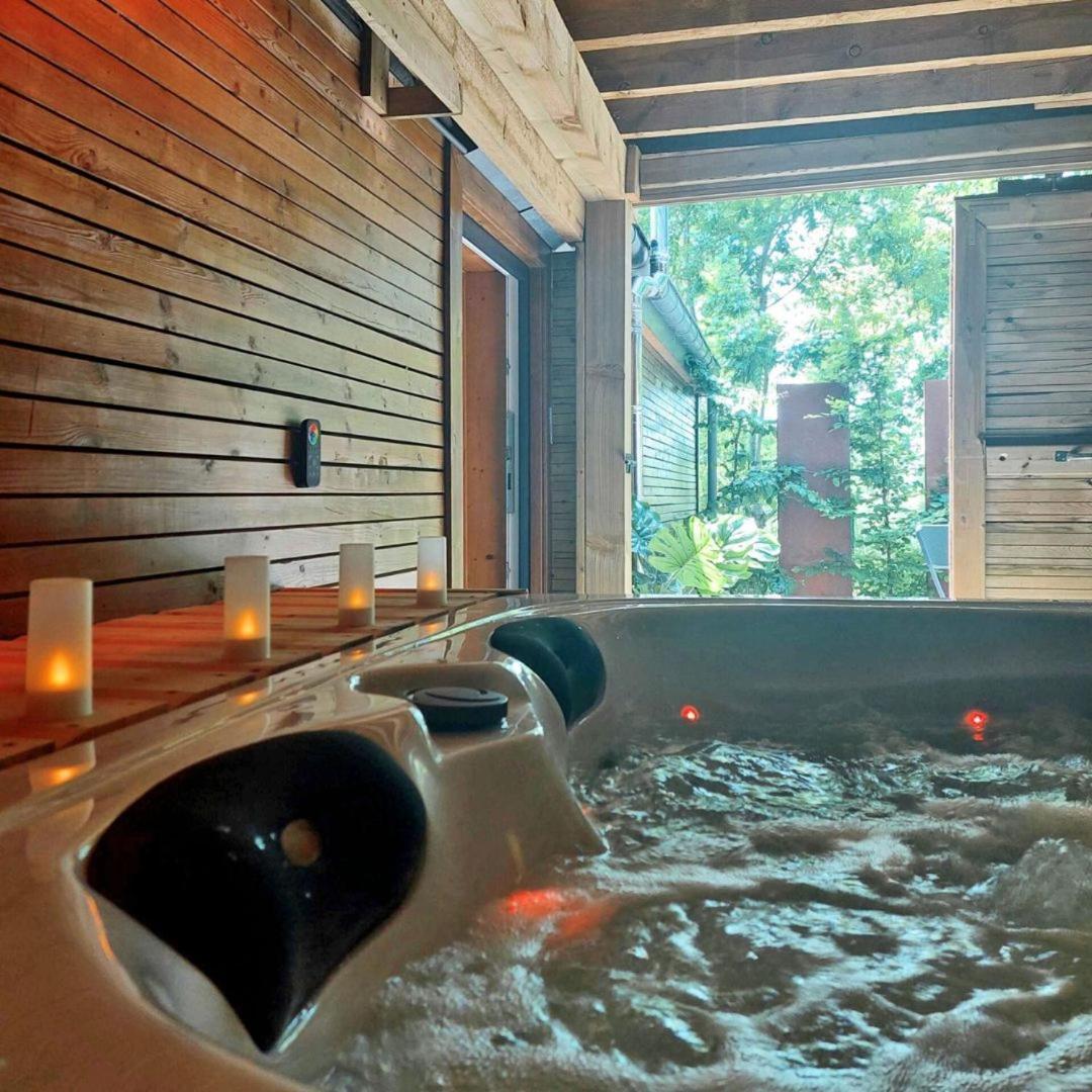Le Spa du Cabanon: Cabanon de luxe avec Spa entièrement privatif Aye Extérieur photo