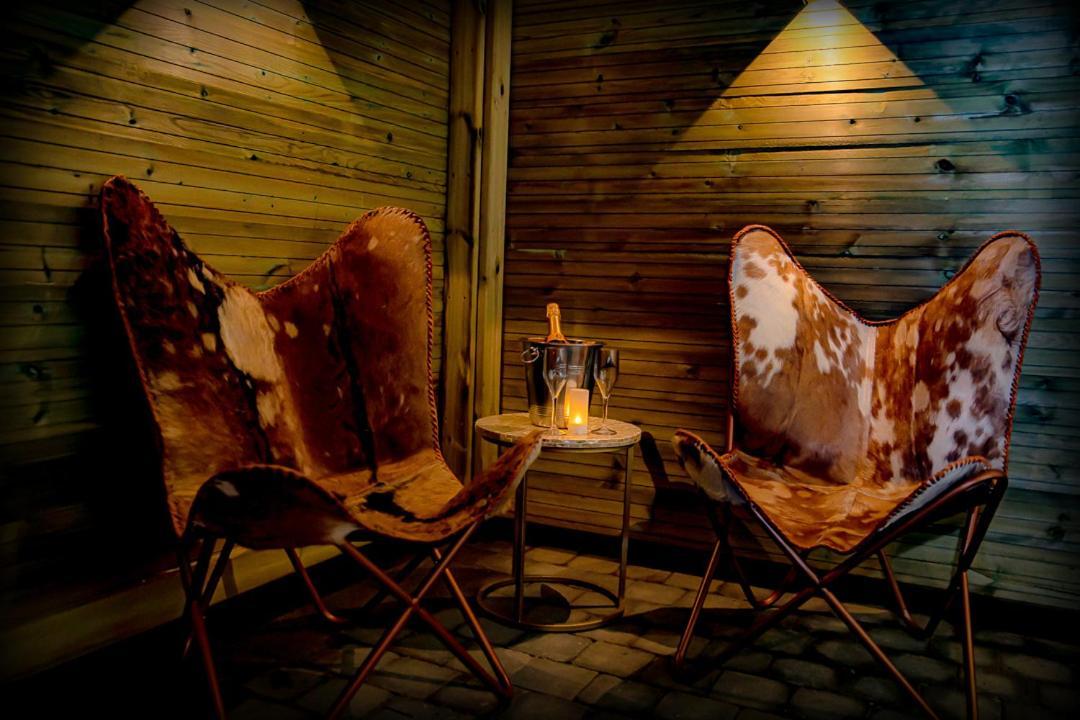 Le Spa du Cabanon: Cabanon de luxe avec Spa entièrement privatif Aye Extérieur photo